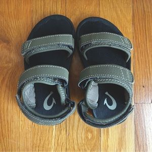 Olukai toddler/kid sandals with Velcro straps - size 9/10- never worn!